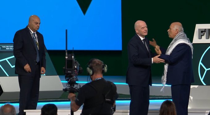 NEWS.ro: Congresul FIFA: preşedintele federaţiei palestiniene a refuzat să pozeze alături de un lider israelian - VIDEO