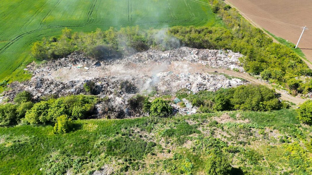 NEWS.ro: Depozite masive de deşeuri, descoperite în Arad - Pe o suprafaţă de 15 hectare, s-au depozitat ilegal deşeuri electrice, dar şi din construcţii şi demolări / Un incendiu s-a produs recent în zonă - FOTO / VIDEO