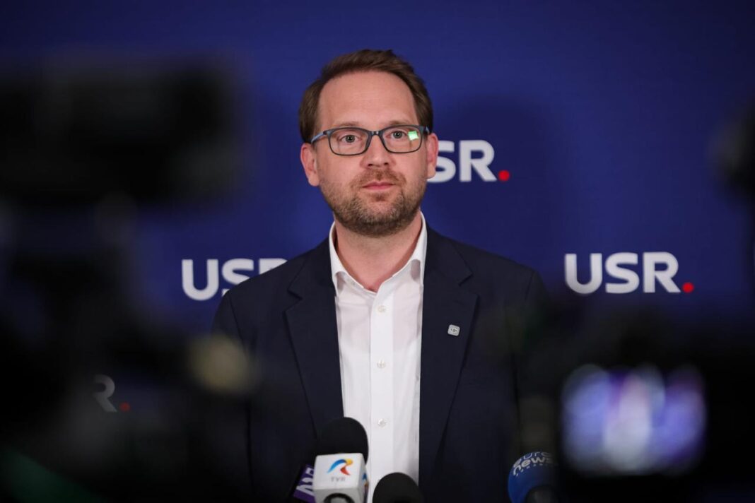 NEWS.ro: Dominic Fritz: Parlamentarii USR vor fi prezenţi în sală, dar nu vor vota la moţiune / E foarte posibil ca mâine să avem o surpriză şi să vedem că această moţiune va pica
