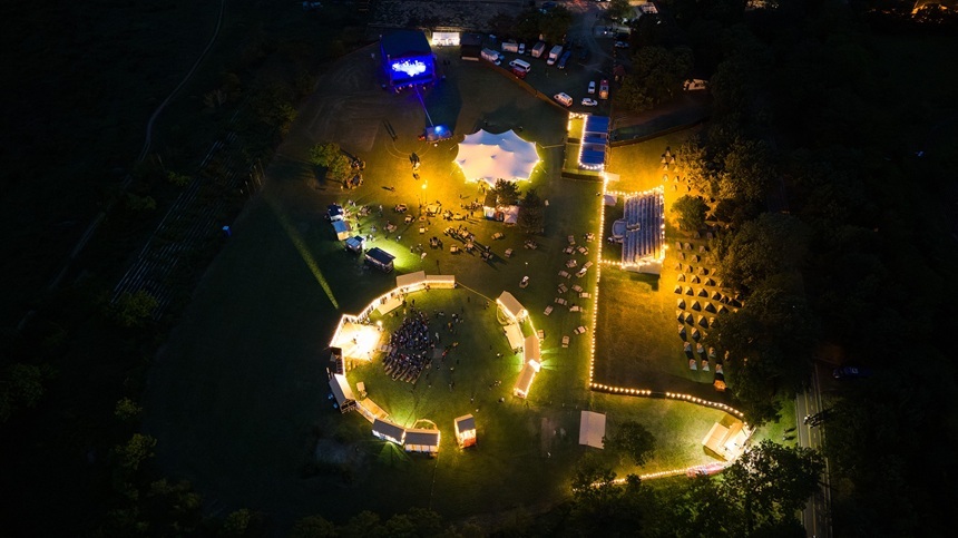 NEWS.ro: Festivalul Internaţional Shakespeare 2026 - Satul elisabetan, populat ziua de artizani şi bufoni, devine seara scenă pentru concerte şi joc/ FOTO