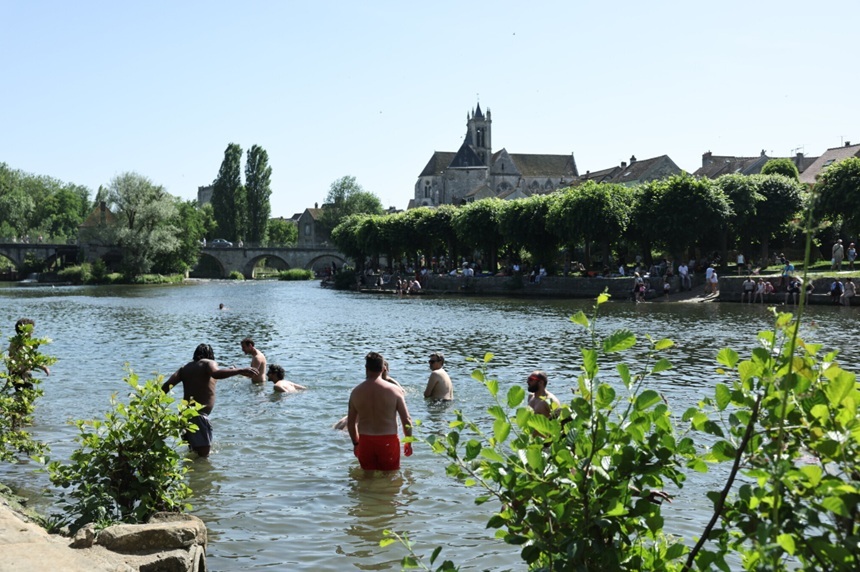 NEWS.ro: Guvernul francez anunţă şapte morţi din cauza unui val de caniculă, cinci înecuri şi două persoane moarte în timp ce făceau sport la Paris şi Lyon
