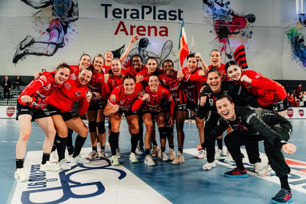 NEWS.ro: Handbal feminin: Gloria Bistriţa, victorie cu SCM Rm. Vâlcea şi detronează campioana CSM Bucureşti din fruntea clasamentului Ligii Naţionale