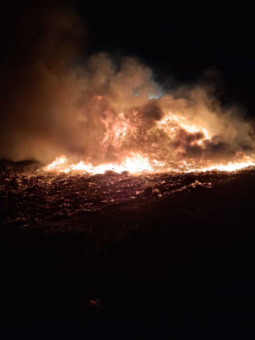 NEWS.ro: Incendiu puternic la groapa de gunoi a municipiului Oradea - FOTO, VIDEO
