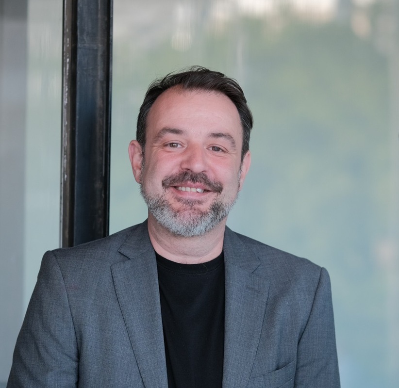 NEWS.ro: INTERVIU - Vlad Drăgulescu, preşedinte al Festivalului Shakespeare: „În 2026, ne dorim ca publicul să simtă că festivalul nu se întâmplă undeva, departe de el, ci chiar în jurul lui”