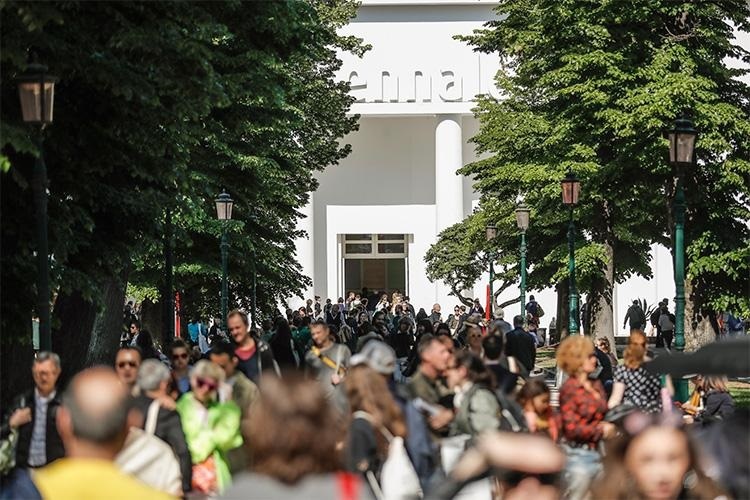 NEWS.ro: Juriul Bienalei de la Veneţia a demisionat în bloc din cauza participării Rusiei şi Israelului/ Organizatorii vor decerna premiile în noiembrie