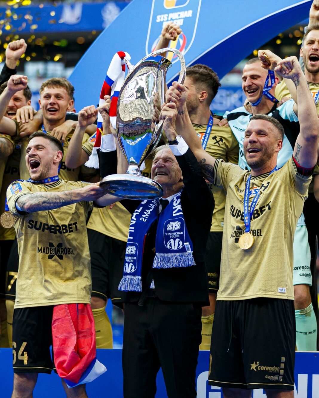 NEWS.ro: La 40 de ani, Lukas Podolski a câştigat Cupa Poloniei cu echipa Gornik Zabrze