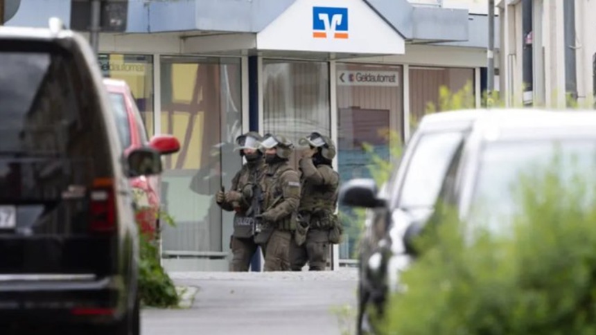 NEWS.ro: Luarea de ostatici la Banca Volksbank, la Sinzig, în vestul Germaniei s-a încheiat fără răniţi. Două persoane închise în sala seifurilor, eliberate, Autorii au fugit de la faţa locului