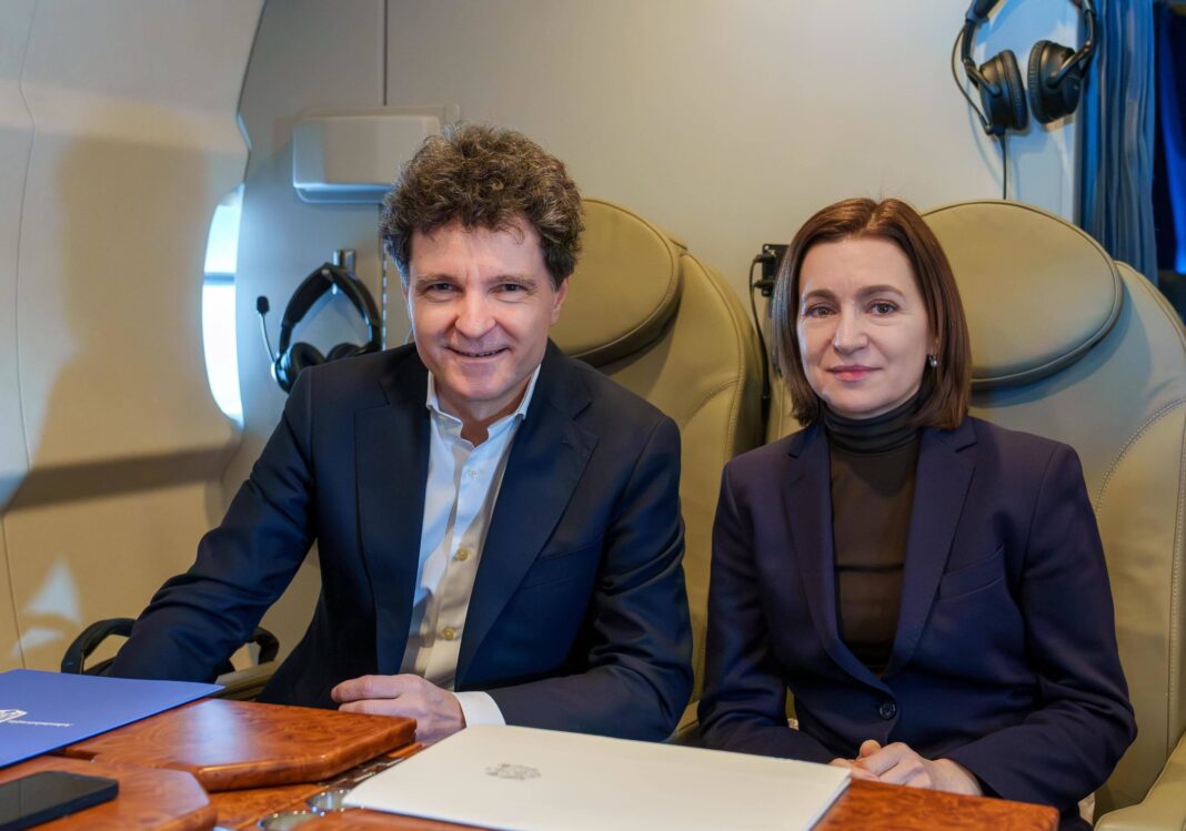 NEWS.ro: Maia Sandu şi Nicuşor Dan merg cu acelaşi avion spre Erevan, unde vor participa la  summitul Comunităţii Politice Europene - FOTO