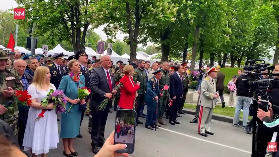 NEWS.ro: Marş de 9 Mai cu simboluri interzise şi muzică sovietică, la Chişinău. Ambasadorul rus spune că Ziua Victoriei rămâne o sărbătoare importantă pentru locuitorii Moldovei. Guvernul celebrează în paralel Ziua Europei