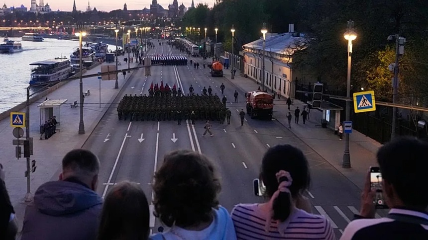 NEWS.ro: Militari ruşi repetă în vederea defilării de Ziua Victoriei, la 9 mai, sub ameninţarea unor atacuri ucrainene