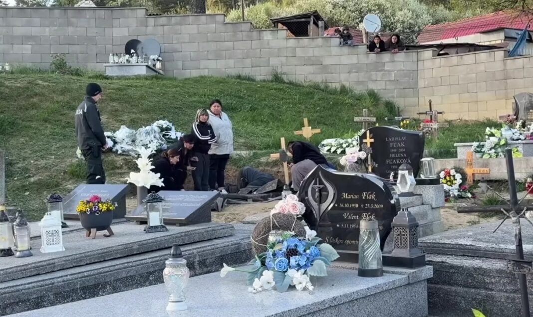 NEWS.ro: Misterul mormântului din care se aud ciocănituri a îngrozit Slovacia. O familie susţine că ruda pe care au îngropat-o „le-a răspuns” celor veniţi să o plângă