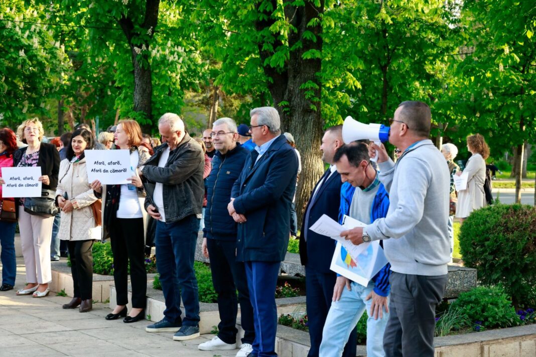 NEWS.ro: Miting de susţinere a premierului Ilie Bolojan, în faţa Prefecturii Buzău/ Participanţii au avut mesaje precum ”Nu vă fie frică, moţiunea pică!” - FOTO