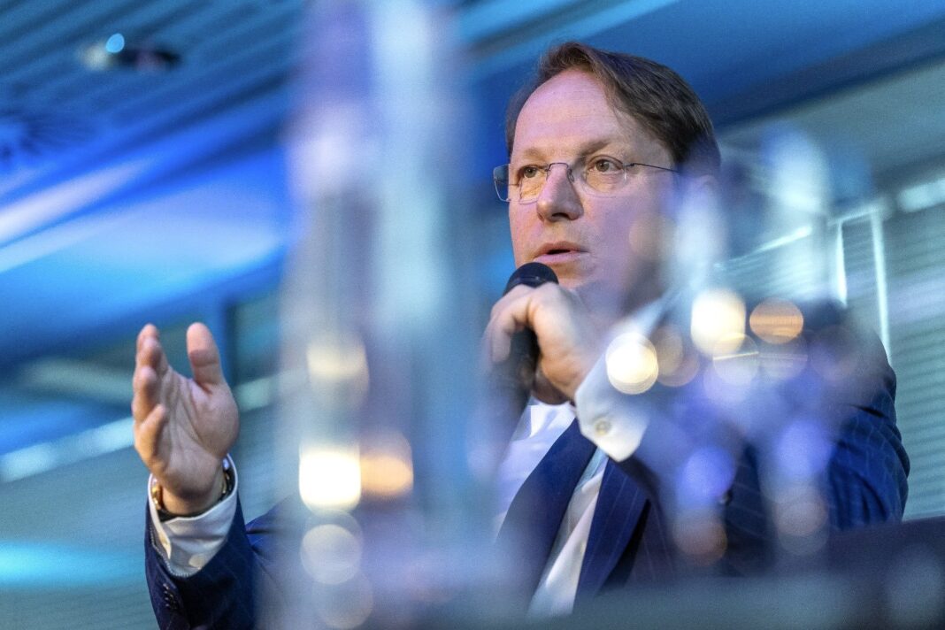 NEWS.ro: Nicio „breşă de securitate”, conchide ancheta UE în privinţa comisarului maghiar Oliver Varhelyi