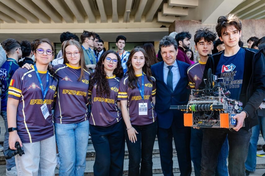 NEWS.ro: Nicuşor Dan îi felicită pe elevii români din lotul naţional de robotică, participanţi la Campionatul Mondial „FIRST Tech Challenge”, care au ocupat primele patru locuri ale competiţiei: Am fost impresionat de energia şi creativitatea lor - FOTO
