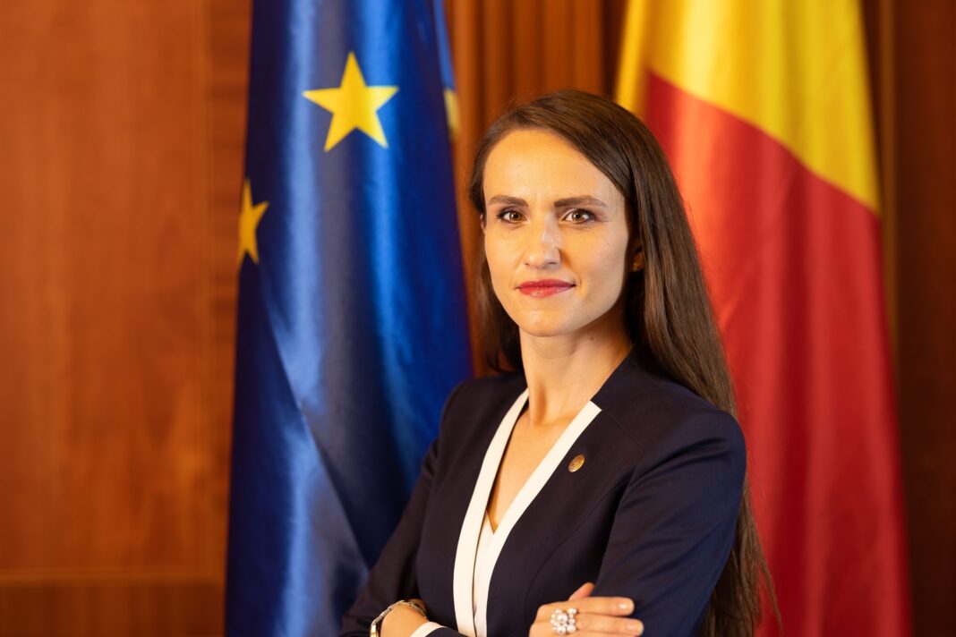 NEWS.ro: Oana Ţoiu: Nu poţi să te numeşti suveranist şi în acelaşi timp să te uiţi la dronele Rusiei cum intră în spaţiul aerian al României, ba chiar ajung până la Galaţi, şi să nu spui o vorbă despre asta