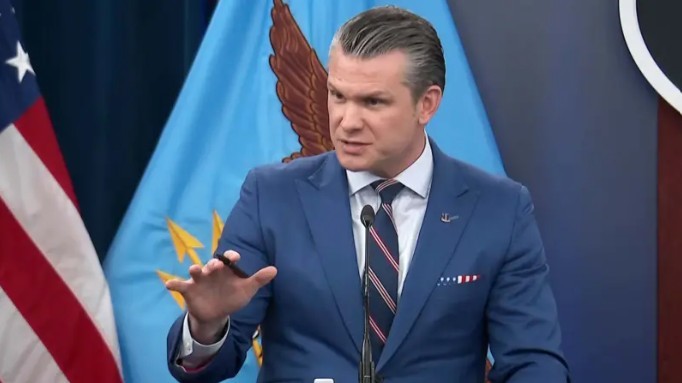 NEWS.ro: Pete Hegseth: Iranul nu poate fi lăsat să blocheze Strâmtoarea Ormuz