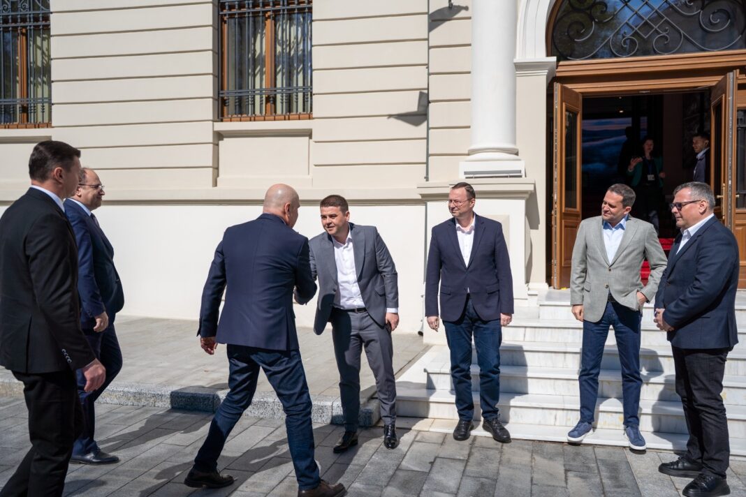 NEWS.ro: Preşedintele CJ Suceava consideră „istorică” ziua semnării contractelor de proiectare şi execuţie pentru două loturi ale A7 Paşcani-Suceava şi remarcă prezenţa premierului Ilie Bolojan la eveniment: Culoarea politică a fiecăruia este mai puţin importantă