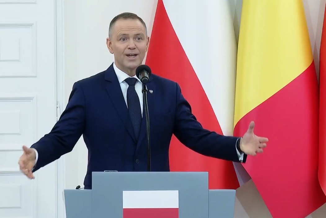 NEWS.ro: Preşedintele Poloniei pregăteşte revizuirea Constituţiei / Tusk îi sugerează preşedintelui să respecte mai întâi Constituţia actuală