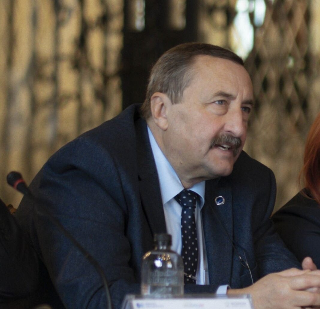 NEWS.ro: Rectorul Universităţii Tehnice din Iaşi, Dan Caşcaval, senator PSD, explică votul dat moţiunii de cenzură, după ce a primit numeroase critici: Îmi asum că sunt ”o ruşine pentru mediul academic ieşean” pentru că nu am susţinut lovirea şcolii româneşti