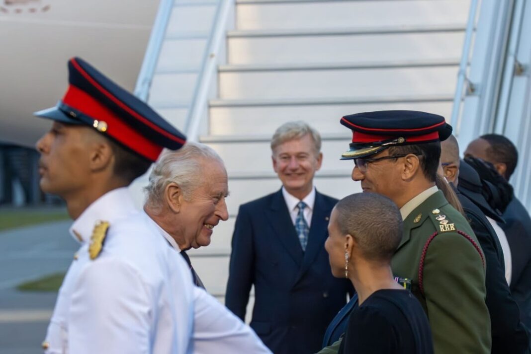 NEWS.ro: Regele Charles a ajuns în Bermuda după ce şi-a încheiat vizita în SUA cu o oprire într-un orăşel american