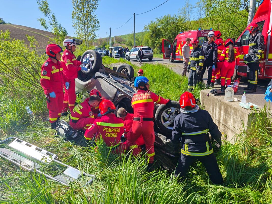 NEWS.ro: Şase persoane au fost rănite, din care una foarte grav, într-un accident rutier în judeţul Mureş, unde un autoturism s-a răsturnat. Traficul rutier în zonă a fost blocat, iar răniţii au fost transportaţi la UPU SMURD Târgu Mureş - VIDEO, FOTO
