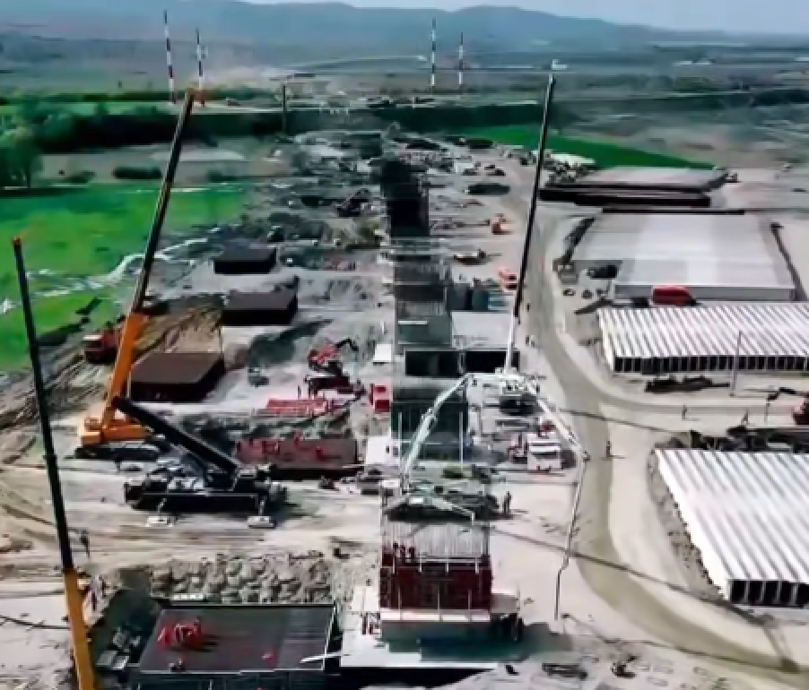 NEWS.ro: Secretar de stat în MT: Furnicar pe Autostrada Moldovei A7! Cinci mii de muncitori şi peste o mie de utilaje lucrează zi şi noapte pe tronsoanele Focşani – Bacău – Paşcani. Ţinta, banii europeni nerambursabili. Avem promisiunea fermă a constructorului