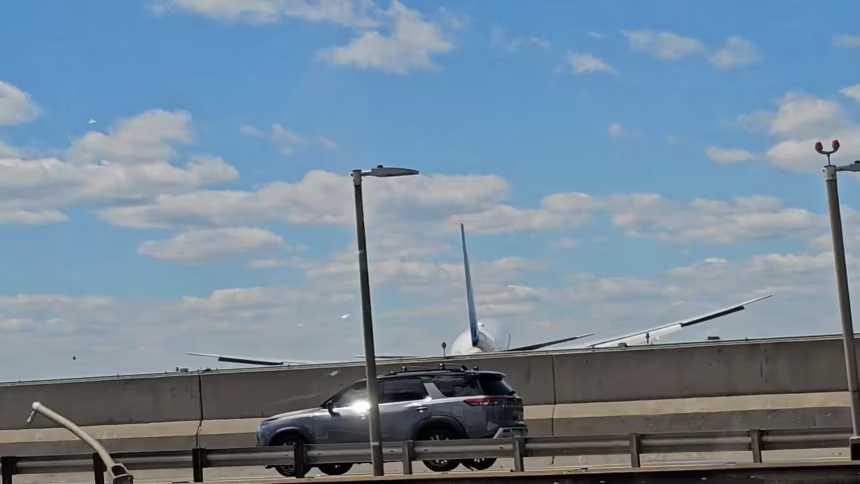 NEWS.ro: SUA: Un avion Boeing 767 a lovit un camion şi un stâlp de iluminat înainte de aterizarea pe aeroportul Newark / Şoferul camionului a fost rănit - VIDEO