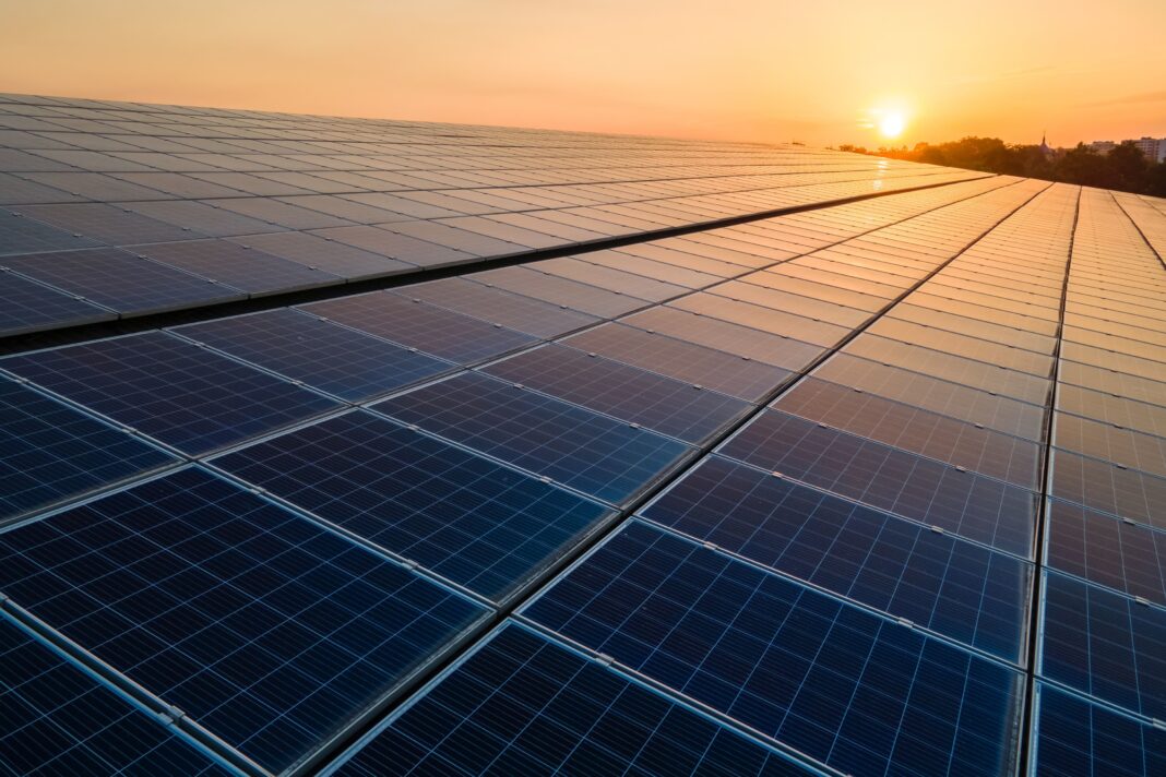 NEWS.ro: Terenurile agricole degradate aflate în proprietatea statului vor putea fi utilizate pentru dezvoltarea proiectelor de producere a energiei din surse regenerabile / Guvern: România evită o penalizare de 771 de milioane de euro, fonduri europene