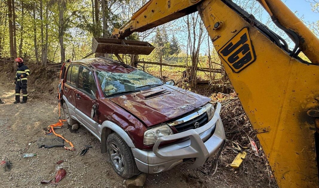 NEWS.ro: Trei persoane, între care un copil de aproximativ 2 ani, implicate într-un accident în Mureşenii Bârgăului/ Maşina în care se aflau s-a răsturnat pe plafon/ Minorul şi bunica acestuia, transportaţi la spital - FOTO