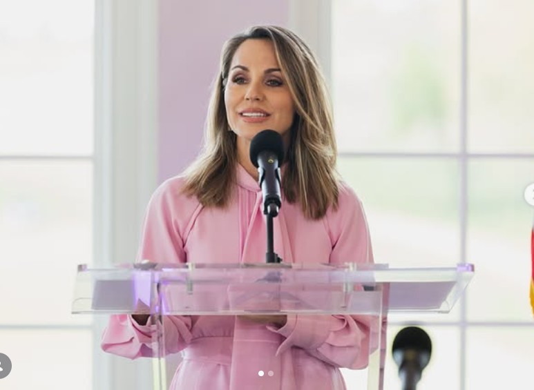 NEWS.ro: Trump numeşte un medic colaborator la Fox News, Nicole Saphier, în funcţia de chirurg general al Statelor Unite. Preşedintele îşi retrage propunerea iniţială, Casey Means, ceea ce reprezintă un eşec pentru secretarul sănătăţii Kennedy