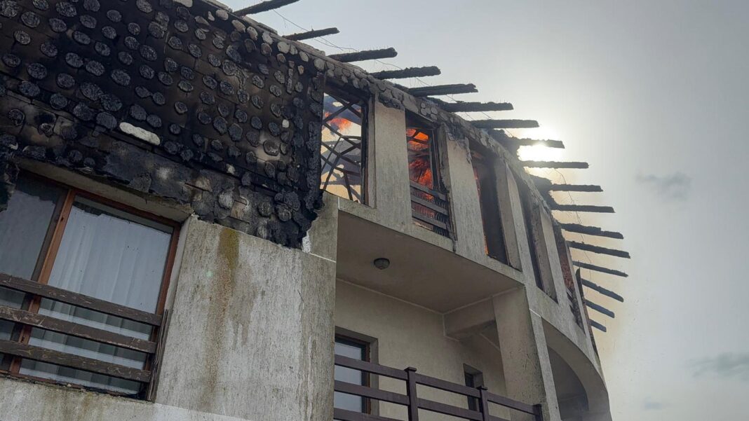 NEWS.ro: Tulcea: Incendiul care a afectat două pensiuni din Murighiol, stins/ Focul ar fi pornit, cel mai probabil, de la un coş de fum defect
