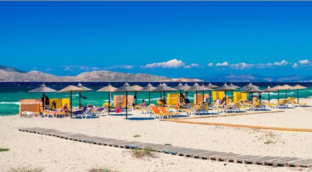NEWS.ro: Turist german despăgubit cu 1.000 de euro după ce nu a găsit şezlonguri la un hotel din Grecia. Instanţa din Hanovra spune că bărbatul are dreptul la despăgubiri după ce el şi familia sa au fost nevoiţi să stea pe beton
