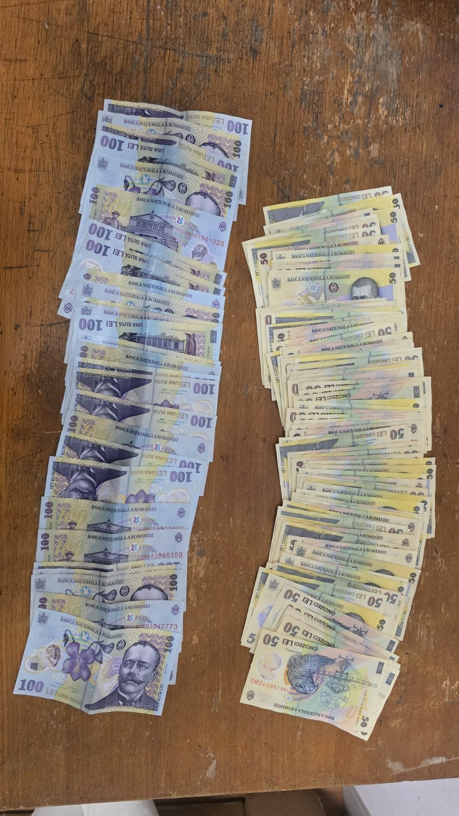 NEWS.ro: Un bărbat care avea droguri asupra sa, în Mamaia, a încercat să mituaiscă un echipaj de jandarmi cu aproape 8000 de lei - FOTO