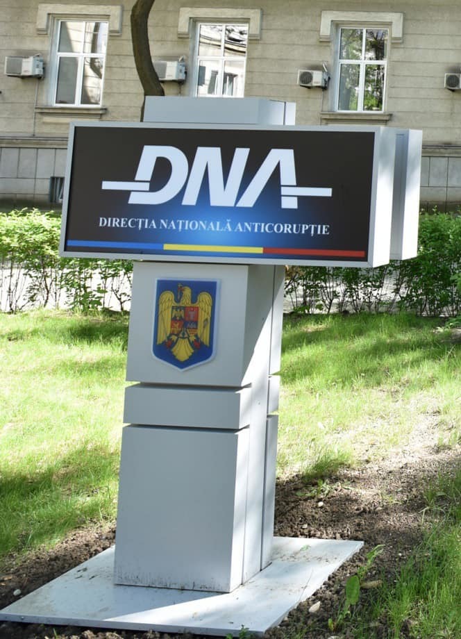 NEWS.ro: Un inspector din cadrul Direcţiei Generale Antifraudă a ANAF şi administratoarea unei firme, acuzaţi de DNA pentru favorizarea unor operatori de transport care activează în domeniul ridesharing, şi-au recunoscut faptele