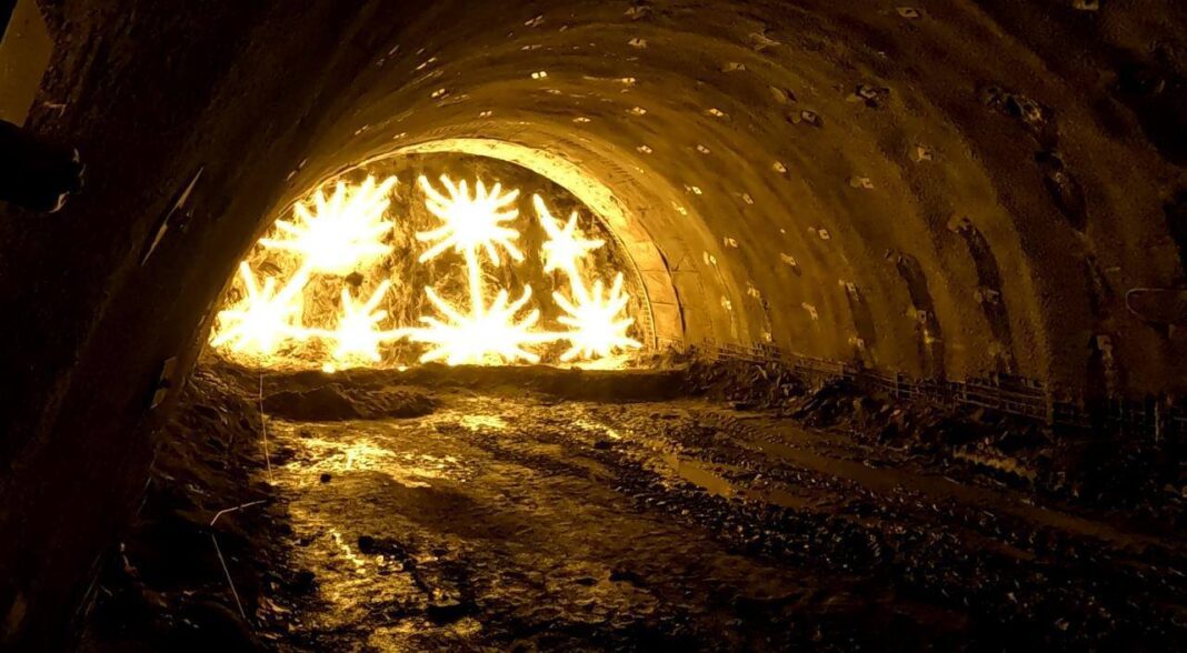 NEWS.ro: Un secretar de stat la Transporturi aduce veşti bune de pe Autostrada Sibiu-Piteşti: marţi are loc străpungerea tunelului Robeşti pe Valea Oltului! Cosma: Tunelul va vedea luminiţa după 7 luni de la debutul lucrărilor - FOTO