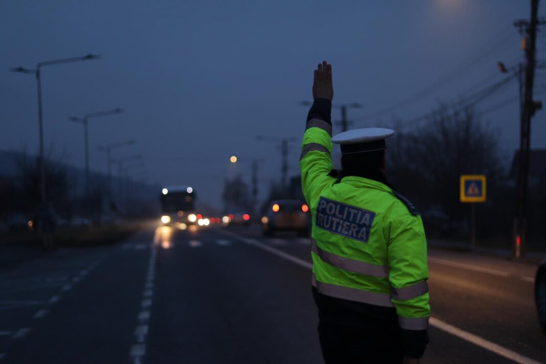 NEWS.ro: Un TIR şi un autoturism s-au ciocnit pe DN 66, în judeţul Gorj/ Unul dintre şoferi ar fi murit, celălalt fiind grav rănit/ Traficul este deviat