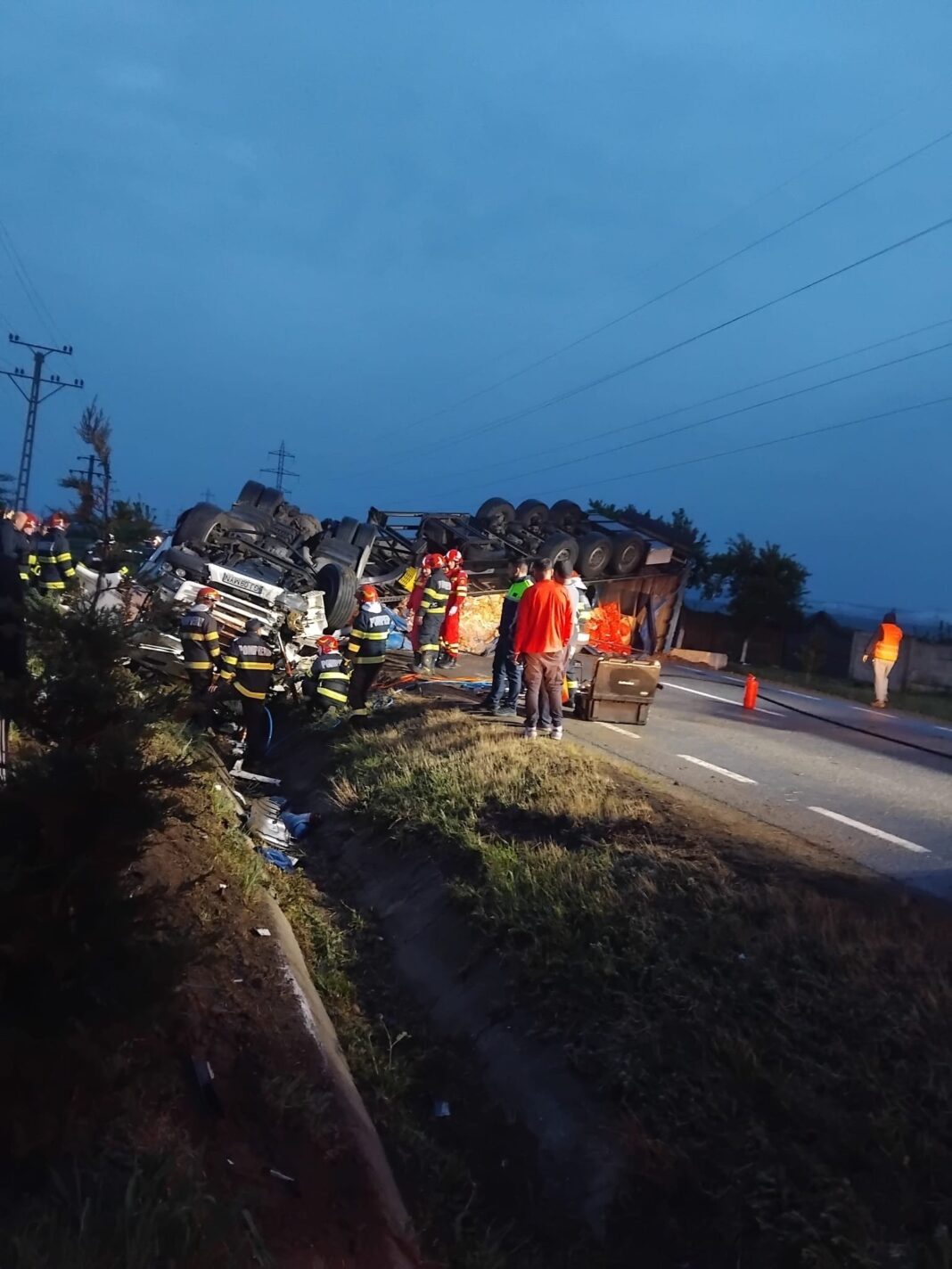NEWS.ro: Un TIR şi un autoturism s-au ciocnit pe DN 66, în judeţul Gorj/ Unul dintre şoferi ar fi murit, celălalt fiind grav rănit/ Traficul este deviat