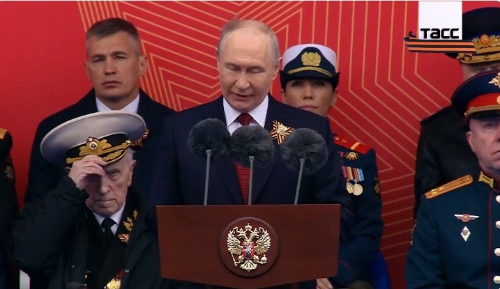 NEWS.ro: UPDATE - Ceremoniile de la Moscova de Ziua Victoriei au început. Putin ţine un discurs înainte de începerea paradei care anul acesta are dimensiuni reduse. El le spune participanţilor că specialiştii ruşi creează arme unice, de ultimă generaţie