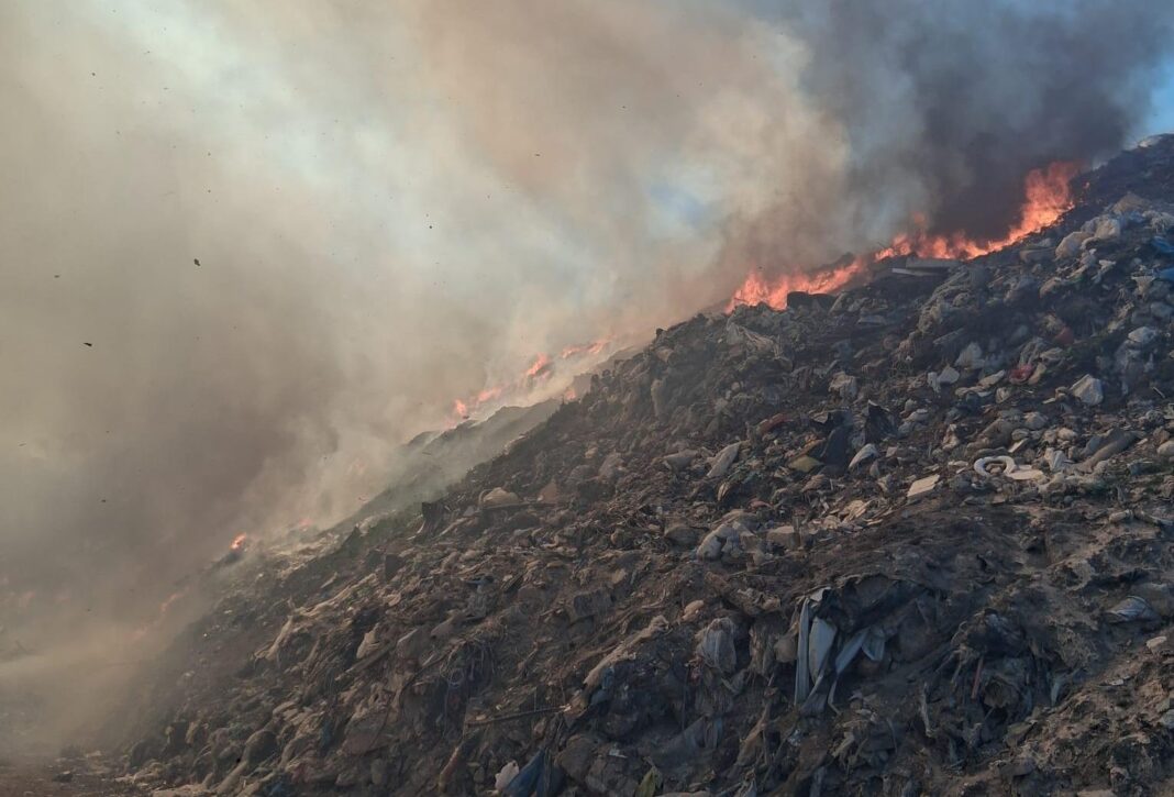 NEWS.ro: UPDATE - Pompierii au localizat şi lichidat incendiul de la groapa de gunoi din Oradea, dar şi pe cel izbucnit în urmă cu două zile pe un deal împădurit/ Incendiul din zona împădurită s-a reaprins