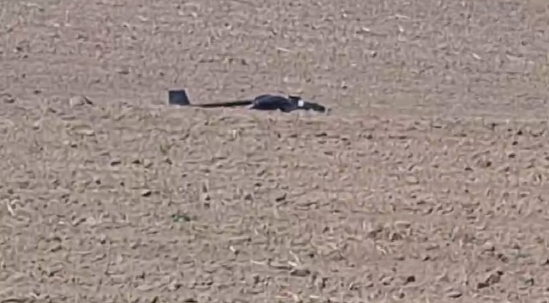 NEWS.ro: UPDATE - Suceava - Dronă căzută pe un teren agricol, la 20 de km de graniţa cu Ucraina/ Drona nu are încărcătură explozibilă - FOTO, VIDEO
