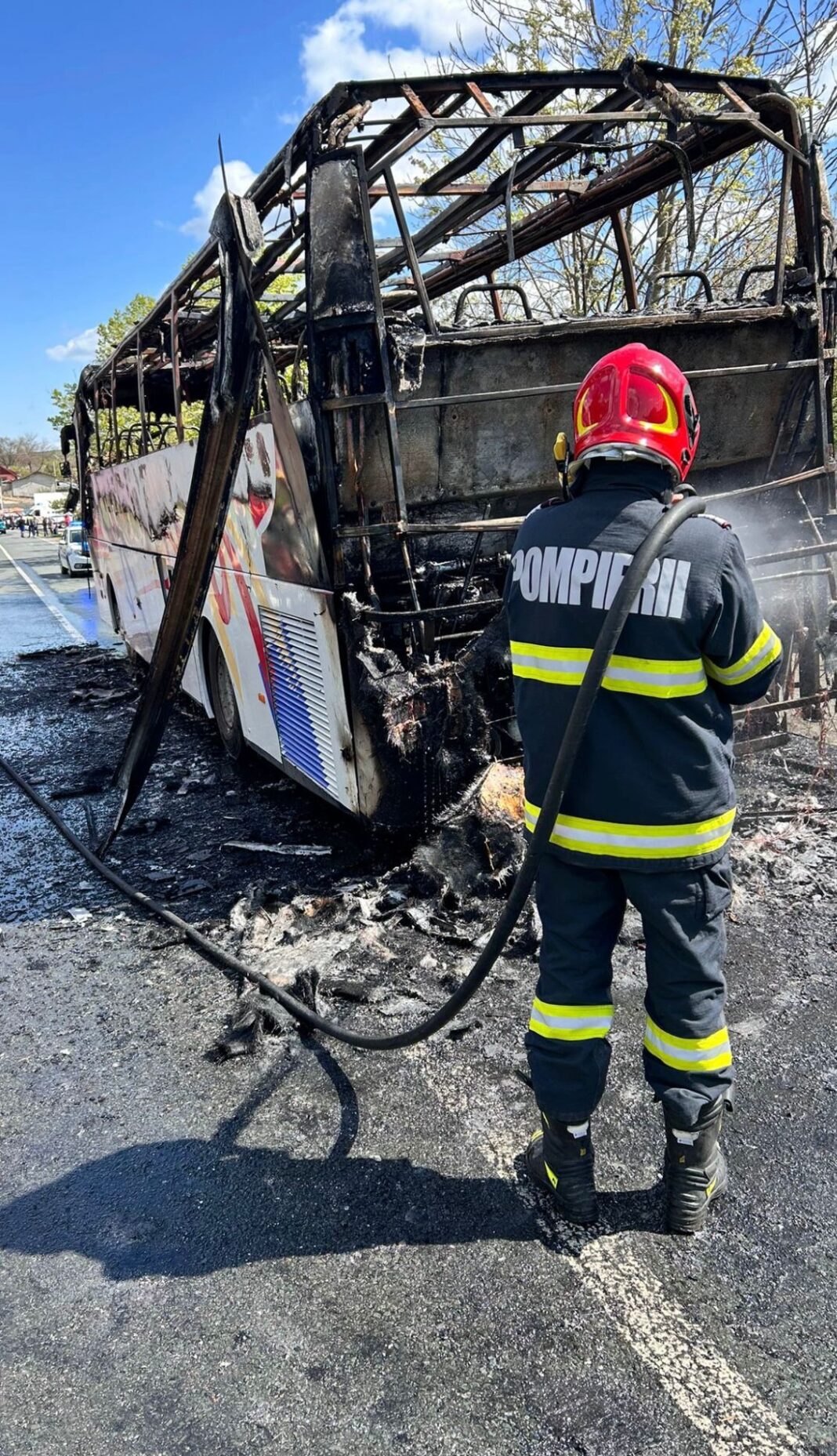 NEWS.ro: UPDATE - Tulcea: Un autocar în care se aflau 27 de persoane a luat foc/ Nimeni nu a fost rănit