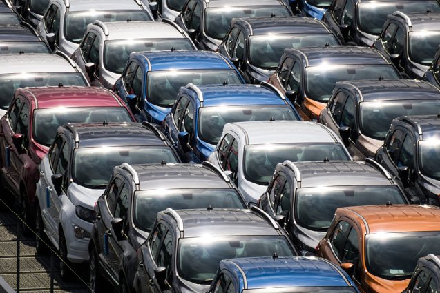 Numărul de autoturisme noi înmatriculate s-a redus în primele 4 luni din 2026 cu 13%, în condiţiile în care vehiculele full electrice au avut un plus de 35%, iar cele pe benzină, motorină şi GPL au avut scăderi de 37%-45%