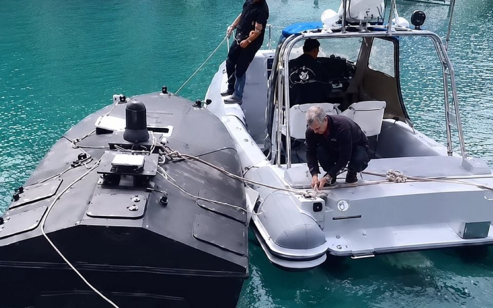 O dronă militară misterioasă, descoperită într-o peșteră din Grecia, a pus autorităţile pe jar. Pare a fi un model folosit de Ucraina împotriva Rusiei dar nimeni nu ştie cum a ajuns acolo