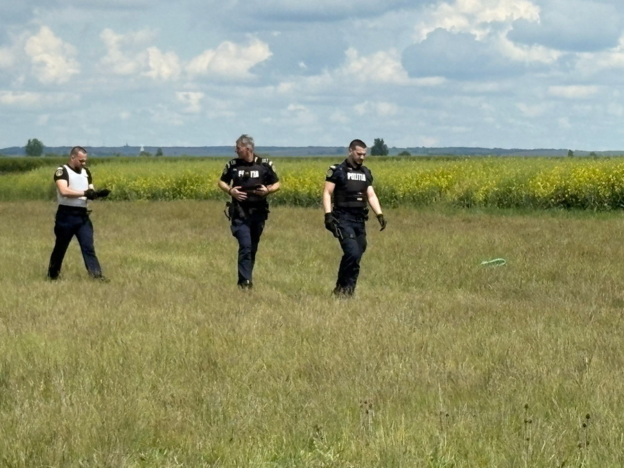 O fată de 18 ani, ucisă în județul Bihor și abandonată pe un câmp / Criminalul căutat cu drone