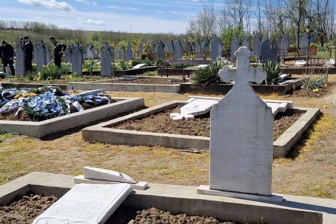 O femeie de 76 de ani, şantajată de falşi inspectori de cimitir, a fost păgubită cu suma de 70.000 lei / Cu ce au amenințat-o pe bătrână