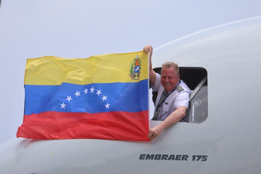 „O mare oportunitate pentru țară”. Momentul în care un avion American Airlines aterizează în Venezuela după aproape 7 ani