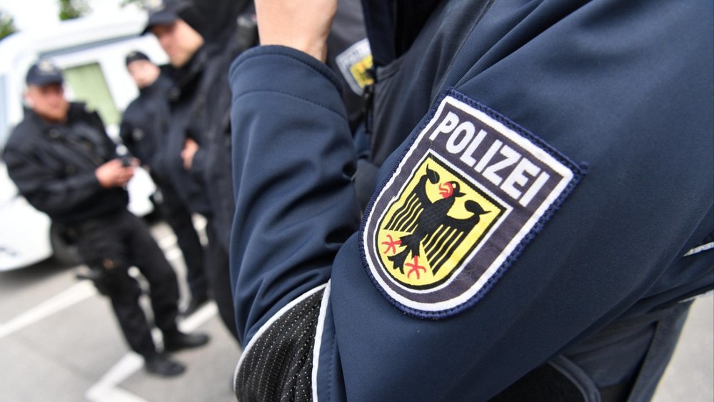 O româncă a atacat doi oameni în Austria cu o foarfecă de unghii. Victimele au suferit tăieturi la față și gât