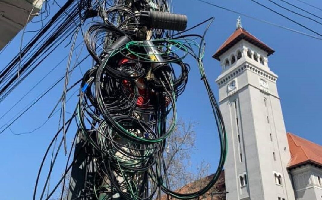 Operatorii de utilităţi şi de telecomunicaţii din Brașov, somaţi de Primărie să dea jos cablurile aeriene sau să le mascheze