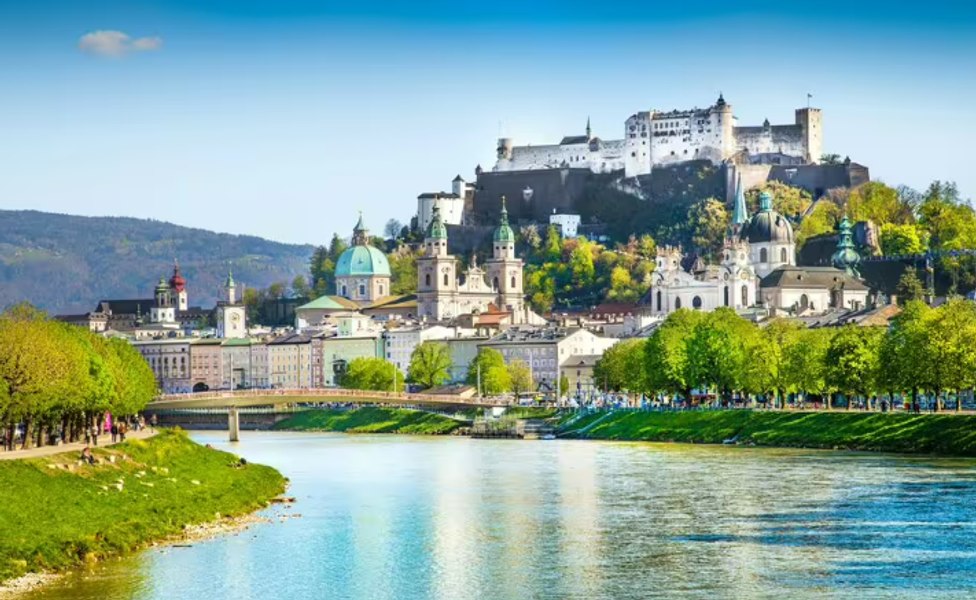 Orașul european care pare desprins dintr-un basm și a devenit una dintre cele mai dorite destinații de city break din Europa