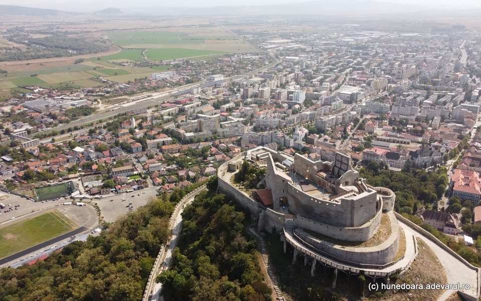 Originea controversată a numelui orașului Deva. Ipotezele stranii care îl leagă de Decebal, celți și râuri sacre